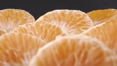 饱满橘子果肉分开特写视频的预览图